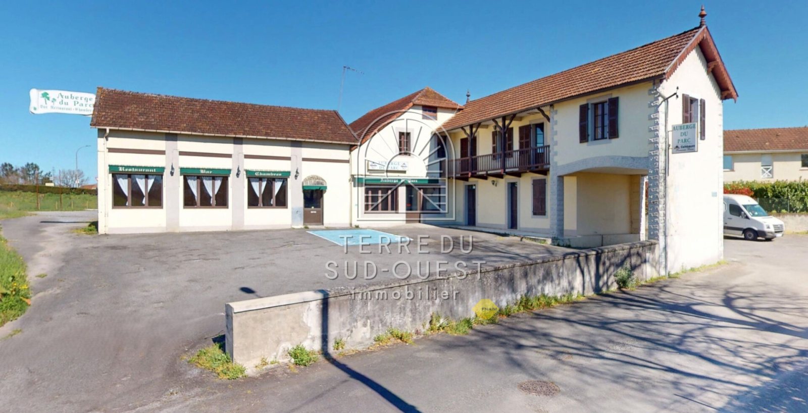 Maison 9 pièces 378 m² · à Artix · 378 m² · 220 000 €